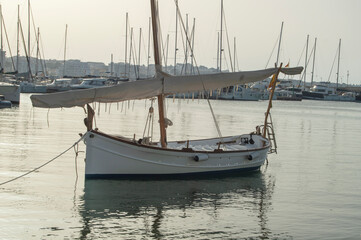 Obraz premium Latin fishing boat moored on the harbor beach