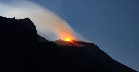 Der glühende Krater des Vulkans Stromboli vom Mondlicht hinterleuchtet.