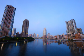 Fototapeta premium 東京都 隅田川の佃大橋と高層ビル群