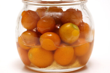 ガラス瓶にいれた金柑のハチミツ漬け