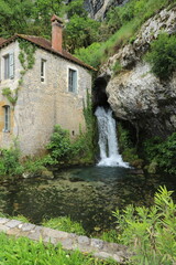 cascade derrière la maison