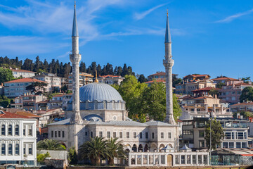 Obraz premium View of the Hamidi Evvel Mosque in Üsküdar from the Bosphorus on a beautiful sunny day