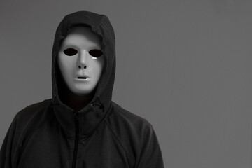 白い仮面をつけた男性