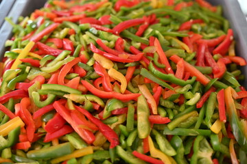 pimientos de tres colores, rojo, verde y amarillo en rajas