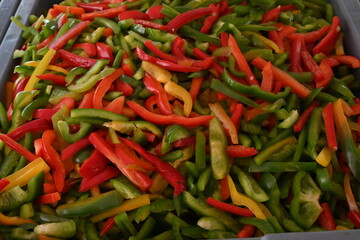 pimientos de tres colores, rojo, verde y amarillo en rajas