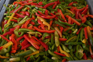 pimientos de tres colores, rojo, verde y amarillo en rajas