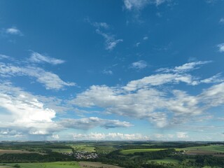 Wolkengebilde an einem Sommertag