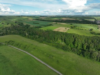 defaultDie Felder von Rheinland-Pfalz an einem sonnigen Sommertag in der nähe einer Stadt