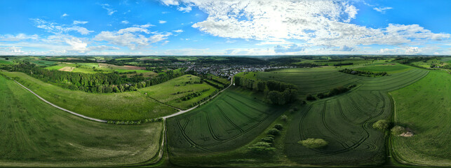 Luftbildaufnahme 180-Grad, grüne Felder an einem sonnigen Sommertag in Rheinland-Pfalz