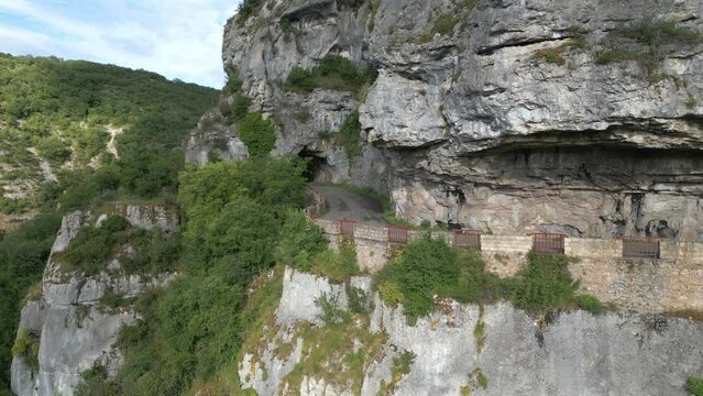 Passage dans la corniche