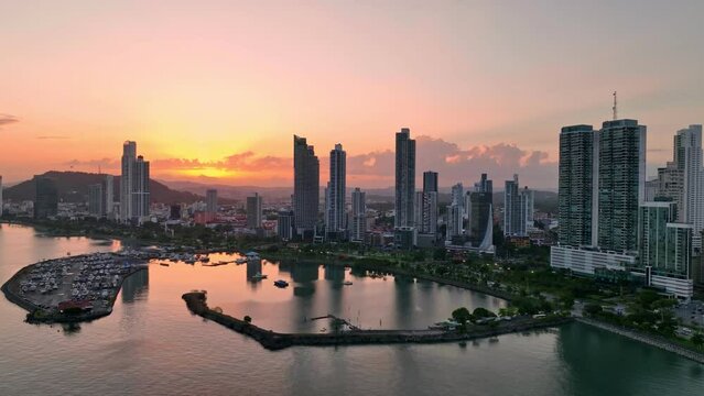 Atardecer  sobre Avenida Balboa, Ciudad de Panama.