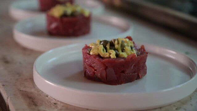 tartare di tonno crudo servizo sul bancone di un ristrorante di mare