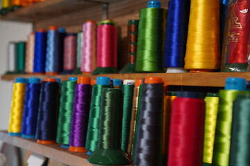 並べられたたくさんの刺繡糸