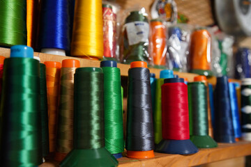 並べられたたくさんの刺繡糸