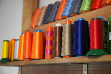 並べられたたくさんの刺繡糸