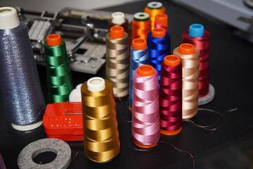 並べられたたくさんの刺繡糸