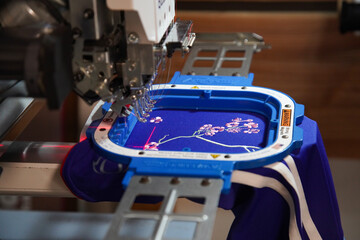 電動刺繍ミシンで刺繍をする様子