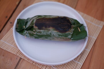 Grilled rice served on a wooden plate.