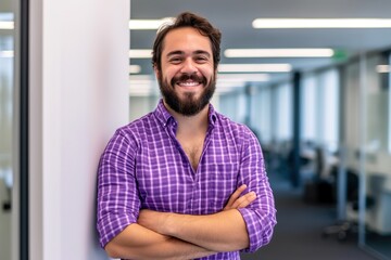 Obraz premium A man with a beard and a purple shirt is smiling and posing for a picture