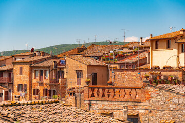 Fototapeta premium Medieval San Gimignano hill town with skyline of medieval towers, including the stone Torre Grossa. Province of Siena, Tuscany, Italy.