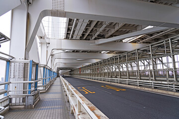 橋の中の直線道路