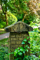 Grabstein aus Holz auf einem Friedhof in Mettmann