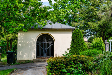 Alte kleine Kapelle auf dem Friedhof in Mettmann