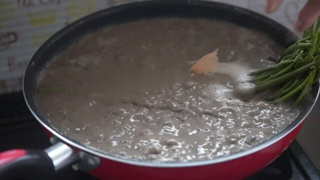 ワラビのあく抜きをする女性