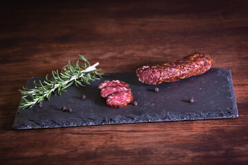 Kaminwurzen auf einer Schieferplatte