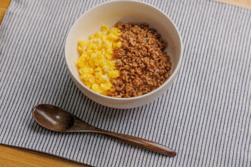 ひき肉と卵の二食丼