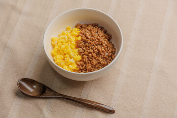 ひき肉と卵の二食丼