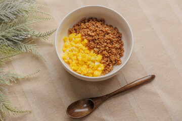 ひき肉と卵の二食丼