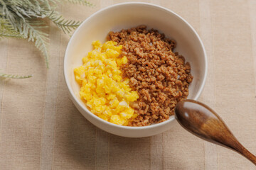ひき肉と卵の二食丼