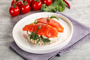 Crispy bread with salmon and cream cheese