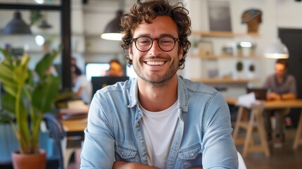 Un hombre de negocios en la oficina de una empresa startup