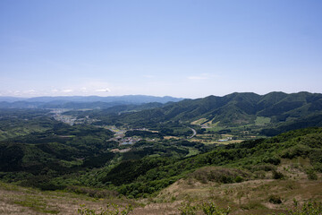 Obraz premium 日本の岡山県と鳥取県を跨ぐ三平山の美しい初夏の風景
