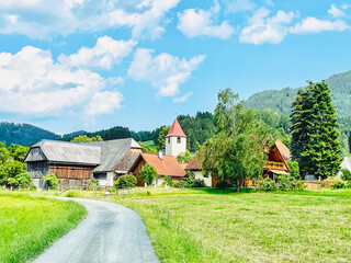 Dorf in den Alpen