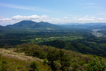 Fototapeta premium 日本の岡山県と鳥取県を跨ぐ三平山の美しい初夏の風景