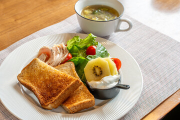 朝食にトーストとサラダとスープ