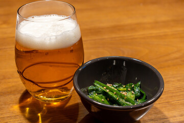 冷えたビールと壺韮