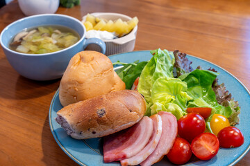 おいしそうなベーグルとディナーロール朝食