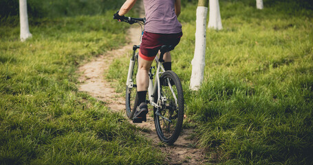 Naklejka premium Woman mountain biking on mountain trail