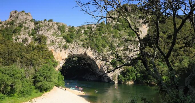 Traverser le pont d'arc en cano&euml; au gorge de l'Ard&egrave;che en France