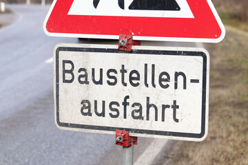 Verkehrszeichen warnt vor Baustellenausfahrt