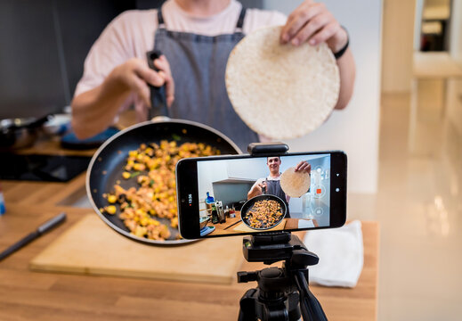 The chef is broadcasting live from workshop how to prepare a vegetarian food