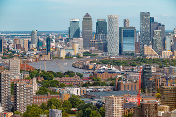 Obraz premium City skyline with numerous tall buildings and trees in London