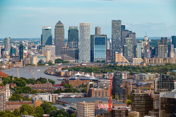 Obraz premium Cityscape overlooking river in London