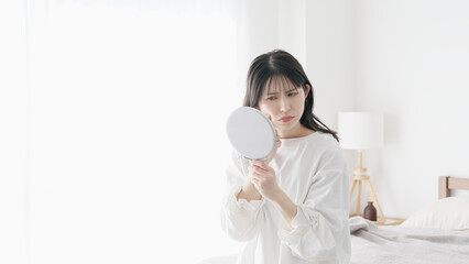 肌荒れを気にする女性