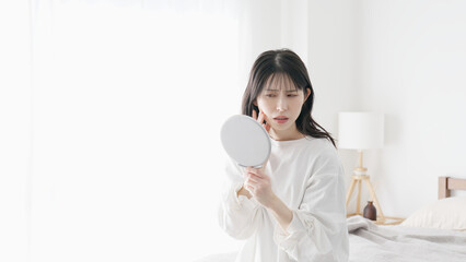 肌荒れを気にする女性