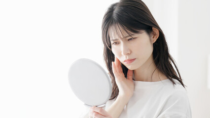 肌荒れを気にする女性